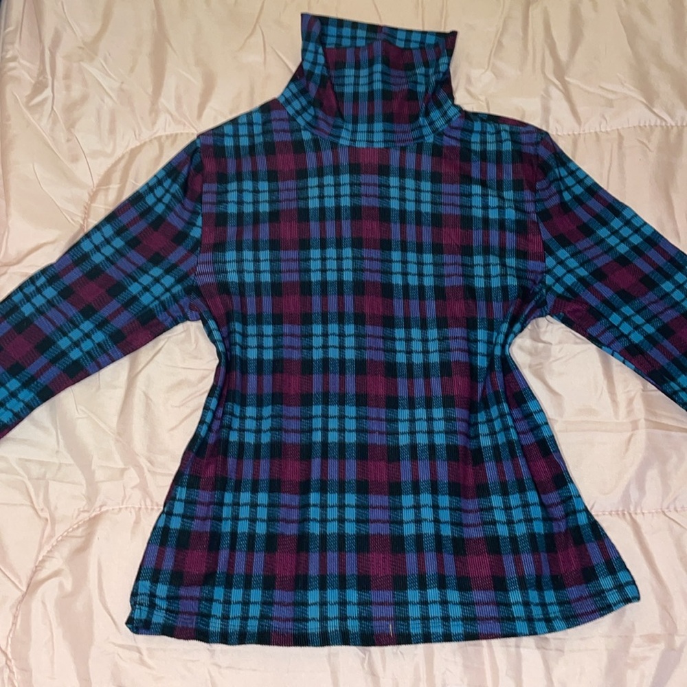 Turtleneck blouse with print. Size L. In good condition.